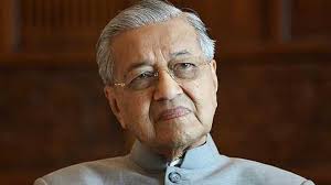 ঘরের ভেতরে পড়ে অসুস্থ মাহাথির মোহাম্মদ